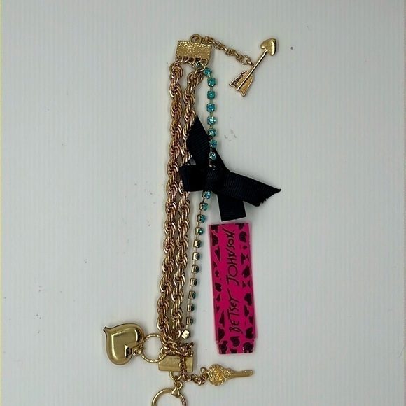 Betsey Johnson heart arrow bracelet ❤️ - Picture 1 of 1